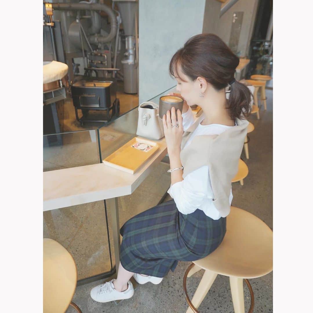 のインスタグラム：「風が心地いい  今の季節最高だよね  #tops @aton_tokyo  #skirt @blanc_official.jp  #bag @vasic_japan  #カーデ @celford_official  #チェックスカート #ペンシルスカート#秋コーデ#ママコーデ#カフェ巡り #ラテばっか飲んですみません#打ち合わせ」