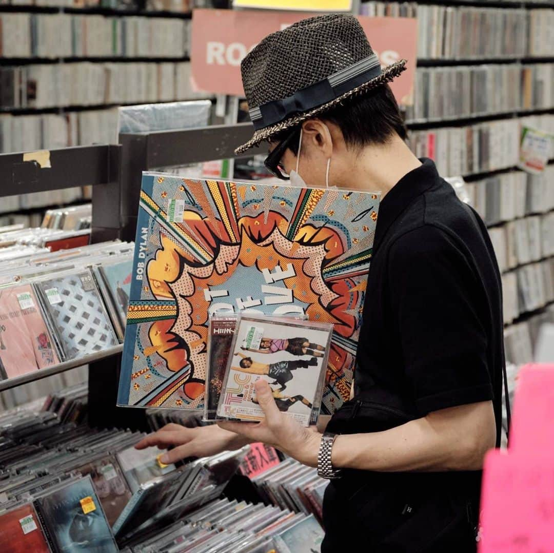 The Japan Timesさんのインスタグラム写真 - (The Japan TimesInstagram)「RECOfan Shibuya has been a fixture of Tokyo’s record store scene since it opened in 1994, and is known by music fans across Japan and around the world as a treasure trove of mostly used vinyl and CDs. The sprawling, windowless store is located on the fourth floor of the BEAM building a short distance from Shibuya Station, and stocks around 300,000 records and roughly the same number of CDs, spanning a mind-boggling range of genres. Record stores have been enjoying something of a resurgence in recent years, with booming demand for vinyl revitalizing an industry that had been rocked by the rise of digital music services. With the COVID-19 pandemic continuing to keep shoppers at home, however, Japan’s record stores are facing a fight to survive. As the owners prepare to padlock the doors of a world-renowned institution, what will become of the vibrant record store culture that has helped establish Japan as a mecca for music fans? Click on the link in our bio for the full story. 📸 Stephan Jarvis . . . . . . #Japan #Tokyo #Shibuya #vinyl #vinylcollection #vinylrecords #vinylporn #music #retro #vinylcollector #vinyladdict #vinylgram #日本 #東京 #渋谷 #ビニール #音楽 #ニュース」10月14日 19時48分 - thejapantimes