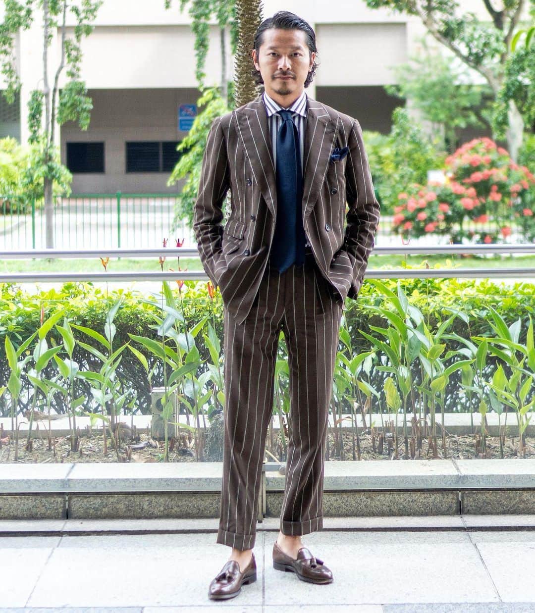 高田朋佳のインスタグラム：「The style with combination of brown and blue is very Italian style. If your outfit has a lot of patterns or bright colors, a solid navy tie will help to tighten the whole thing. However, you need to be careful to match the texture of the tie and the outfit.  This wonderful Japanese-made tie, which I planned to wear in various situations, will be available for pre-order on @colony_clothing website from October 15th to November 15th.  ———————————————————————— #dressstyle #elegantstyle #modernclassicstyle #newclassicstyle #fashion #mensfashion #mensdressstyle #suitsstyle #dapperstyle #takadachannel #siamovicini #navytieproject #ospedalemeyer」