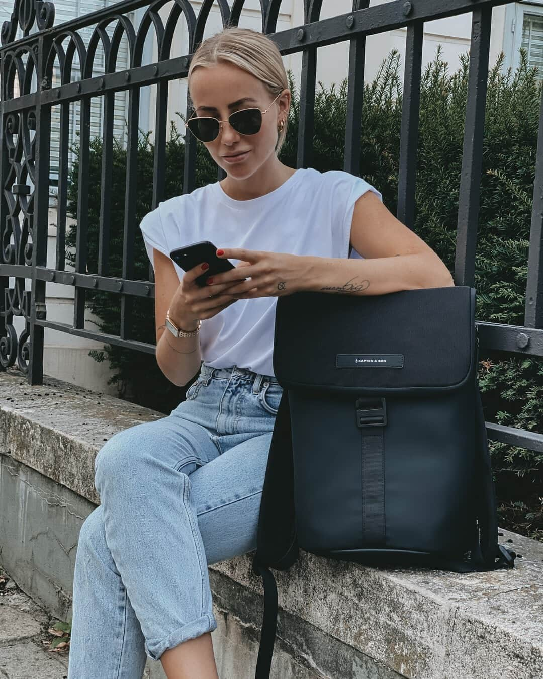 Kapten & Sonさんのインスタグラム写真 - (Kapten & SonInstagram)「'Make it simple but stylish.' ✨ @christinabiluca's daily companions: our backpack Sundsvall "All Black" and our fashionable sunglasses San Francisco Gold Green. 😍 #bekapten #kaptenandson⁠ .⁠ .⁠ .⁠ #style #fashion #fashionlover #ootd #outfit #inspiration #city #citylook #shopthelook #explore #munich #germany」10月14日 20時01分 - kaptenandson