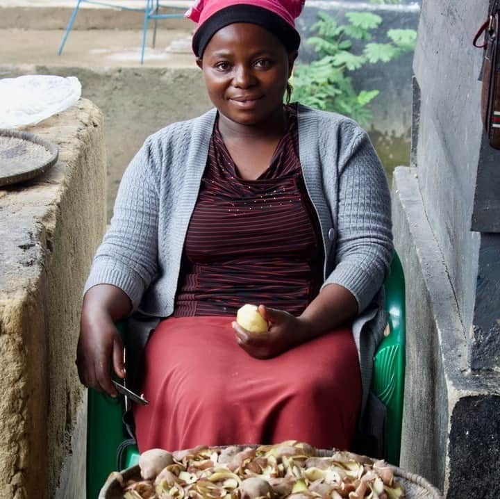 国境なき医師団さんのインスタグラム写真 - (国境なき医師団Instagram)「たくさんのジャガイモ！どんな料理になるのでしょう？  今週金曜の10月16日は「世界食料デー」。フードロスや飢餓など、食にまつわるさまざまな問題について考える日です。  写真は、コンゴ民主共和国の国境なき医師団（MSF）が運営する病院で、食事の支度をする女性スタッフ。この病院では、患者さんや職員のために毎日無料の食事を提供しています。  ----------------- コンゴ民主共和国での活動は公式サイトから。プロフィールのURLリンクからどうぞ→ @msf_japan ----------------- © Susanne Doettling/MSF #国境なき医師団 #MSF #世界食料デー  #コンゴ民主共和国 #じゃがいもレシピ　#ランチタイム　#フードロス」10月14日 20時00分 - msf_japan