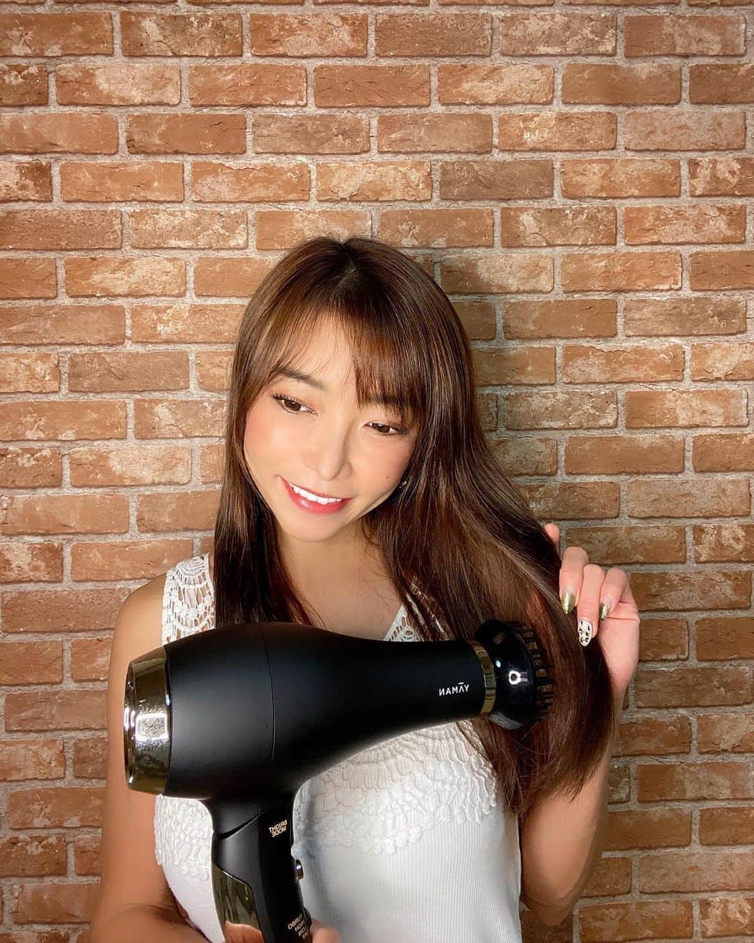 のインスタグラム：「☺︎*･ Hair beauty care item🌈 ・ いくつか持っているYA-MANの美容家電シリーズ✨ ・ ヴェーダブライトは乾かすだけじゃなくて 直接髪に触れながらケア出来る優れもの🙌 ・ イオンブライトコームを装着して仕上げると サロン帰りのようなしっとり滑らかな髪になるの🥰 ・ @yaman.official #ヤーマンプロ #ヴェーダブライト #美髪トリートメント #リファドライヤー #レプロナイザー #美髪 #beauty」
