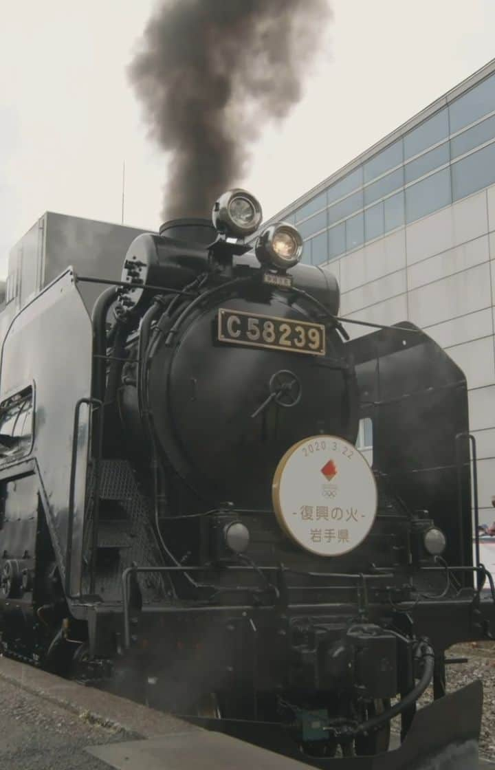 2020年東京オリンピックのインスタグラム：「Japan is home to famously one of the fastest trains in the world. 🚅  But, when the Olympic flame arrived earlier this year it punched a ticket on this classic steam locomotive. 🚂   #Tokyo2020 🇯🇵🔥 #HopeLightsOurWay」