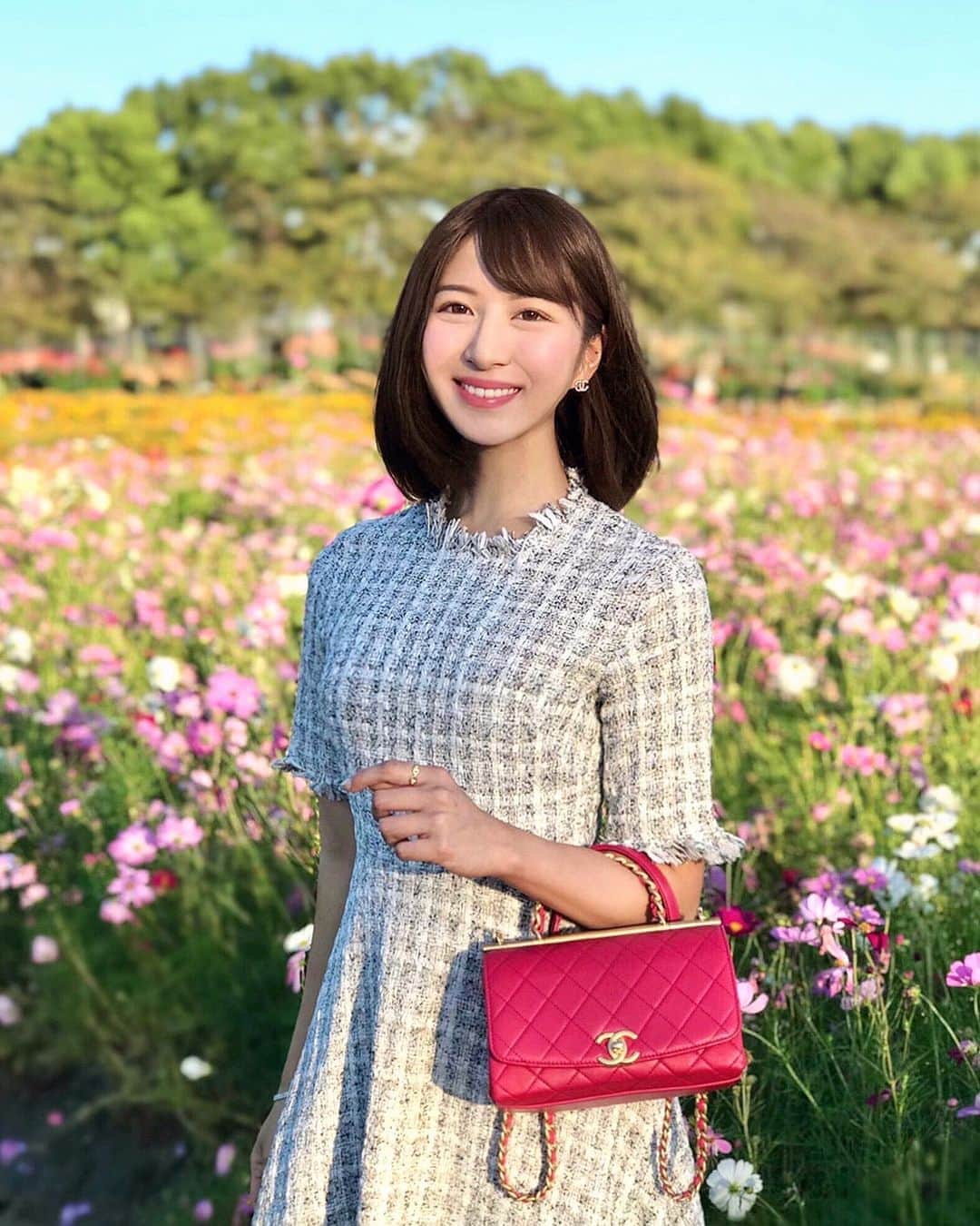 のインスタグラム：「🍂🌸🍁🧡 秋は夕暮れ。 . こんばんは😊💓 先日コスモスを見に行ってきました✨ . 先週の台風の影響を心配していましたが ピンクや白、橙のコスモスが力強く咲いていて綺麗でした♪ . 夕方、コスモスが暖かく色付く瞬間はもっと好き💘 . 1枚目はいつも通り真っ直ぐにカメラを見つめて 2枚目は、はしゃいでいる時の不意打ちでお送りします🥺😝笑 . . . コーディネートは白ツイードのワンピースに マゼンタピンクの靴とバッグを合わせました❤︎ . Onepiece：#regina #pr Bag：#chanel #シャネル Pumps：#diana #ダイアナ . #なばなの里 #コスモス畑 #秋桜 #ナガシマスパーランド #nabananosato #nagashima #コスモス #花畑 #赤リップ #きれいめコーデ #大人コーデ #秋コーデ #ホワイトコーデ #ツイード #お出かけコーデ #管理栄養士 #秋空 #秋風 #夕暮れ #夕暮れ時」