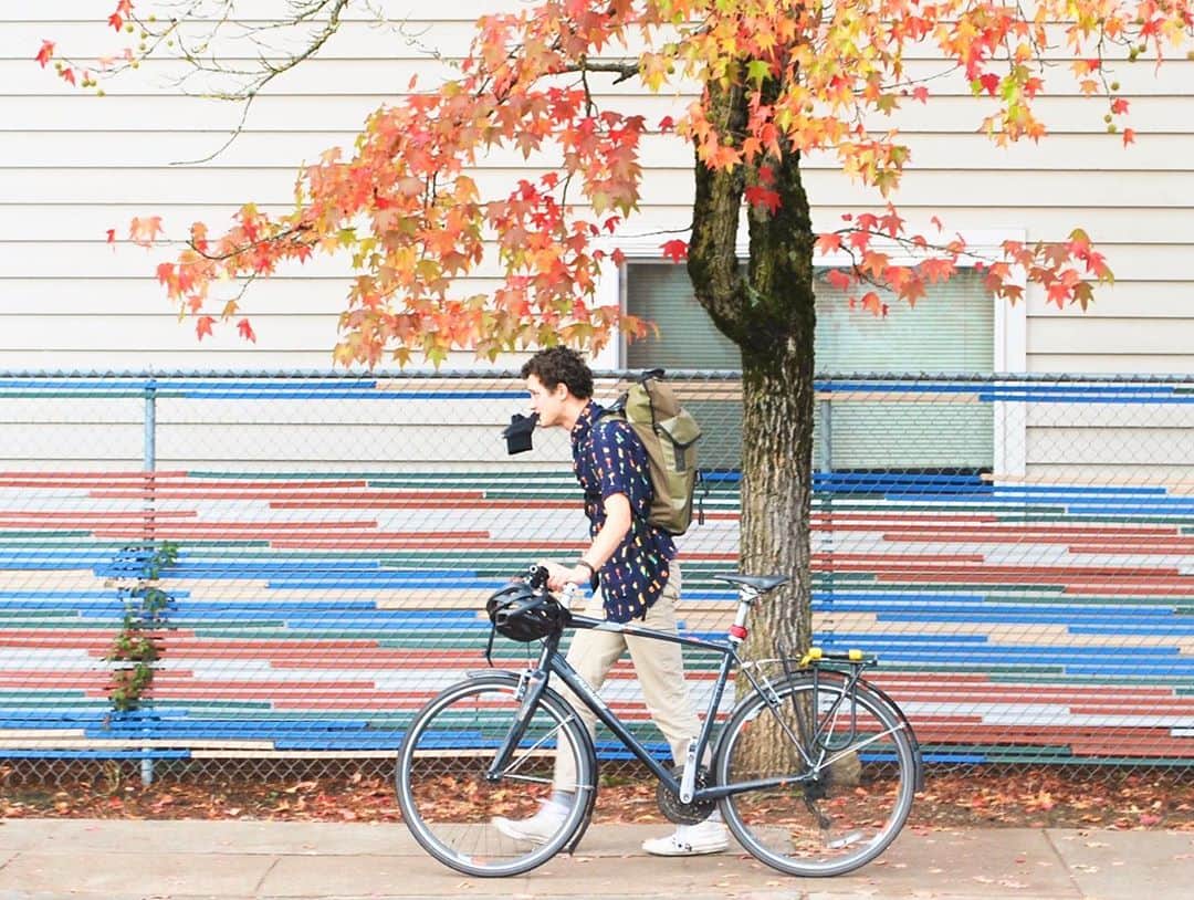 megumiさんのインスタグラム写真 - (megumiInstagram)「#NY #Portland #fall #autumn  . 昔撮った写真を見返してみたら、 当然だけどみんなマスクしてない！ . 自分で撮った写真だけど、見返してみると、ストリートフォトがやっぱり好き！ . その時の雰囲気とか季節とか思い出すし、なによりも人が1番絵になる🖼✨ . 次、海外に行ける時が来たら、きっと街には以前と違う景色が広がってるんだろうな🥺 . . . 当時のカメラはNicon Dシリーズ、今は持ちやすさ重視でFujifilmのミラーレス📷 #カメラ女子 . 自由に海外に行ける日が早くきますように🥺🥺❤️ . #ドーナツ #イケメン #犬 . #マスクをしないでおしゃべり #詰め寄って自由の女神を見る人々 #御老人が買い物する姿 . . . . . #nikon #fujifilm #富士フィルム #フジフィルム #富士フイルムの色が好き #streetphotography #streetphoto  #canon @kagumi.trip #アルカディア」10月14日 20時00分 - megumi_aimy_fit