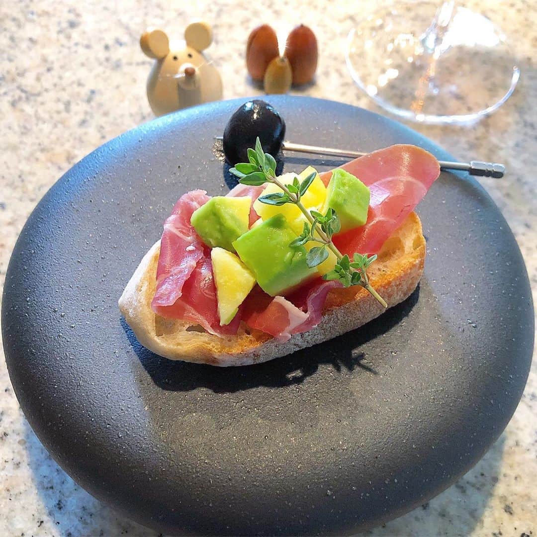 榊山敬代のインスタグラム：「🥖🥑🍍🥓"… ・ 休日のブランチでは懲りずに しゅわしゅわセット制作の巻  今回は冷蔵庫のあり合わせで お買い得でしたアボカドさん 待機していたプロシュートと 毎日の朝食用のパイナップル 小さくコロコロとカットして コロコロオードブル完成の巻  アボカドのトロミとパイナップルの 甘酸っぱさはプロシュートに合って バケットとも相性よろしくて美味也  マイブームなタイムを散らせば 香りの美味しい小さなご馳走感  この日はピンクなしゅわしゅわで フルーティーな組み合わせ楽しむ  窓は全開にして小鳥や虫さんの声を BGM に心地よい時間へと変身の巻  そろそろ来週は飽きてくるかなと おもう傍らに楽しみにしてるとき  #また食べたい  さてきょうも調べ物時間の巻  きょうはパソコン関係のお勉強で どうしようと煮詰まりましたけど  あきらめかけたときにふと新たな切口が みえてきまして構築と進行のビジョンが ようやくイメージ浮かんできたかんじ哉  なんとかカタチにできるといいなぁ…  初の試みにしばらく奮闘中… ・ ・ ・ ・ #おうちごはん 工夫 #おうち大好き #enjoyhome ・  ・  ・ #秋 #食欲の秋 #ブランチ #brunch#ランチ #lunch #パイナップル  #pineapple #おつまみ #お肉  #pork  #fruits #champagne #アボカド #avocado #wine #vegetable #bread #blackolive #artist #kitchen #cooking #日本画家 の #お料理こんなもん  #どんぐり #親子」