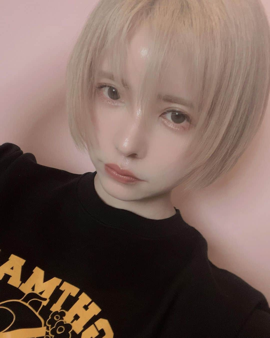 益若つばささんのインスタグラム写真 - (益若つばさInstagram)「便利すぎんか？この髪型🥺🥺  リクエストあったから前髪わけたりおろしたりの撮ったよ。 前髪わけたり耳にかけたりおろしたりするだけでイメージ変わる。  男装できそうです😎  コンタクトは @bambi_angelcolor  のピュアオリーブで裸眼系に🤍  リップは　@candydoll_official のひとつ前のケアスフレリップのシナモンイエロー  スエットは　@undercover_lab at @isetan_shinjuku   です👍🏻 #hair #マッシュショート」10月14日 20時09分 - tsubasamasuwaka1013