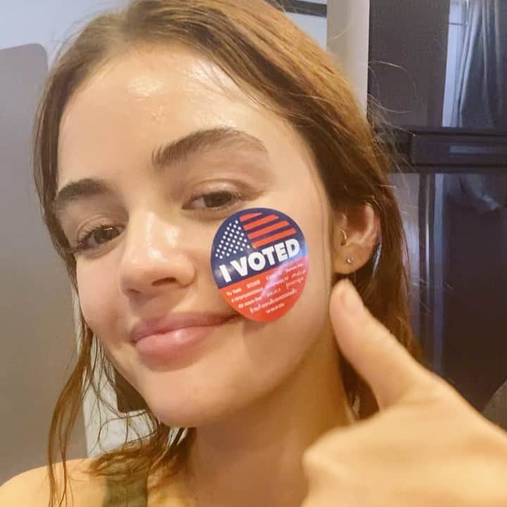 ルーシー・ヘイルのインスタグラム：「❤️🤍💙 had a minor freak out bc im out of the country until after the election- but got my ballot overnighted to where I’m at to immediately be shipped back to the States. Whatever you do, find a way to vote if you’re eligible ✌🏼🇺🇸」