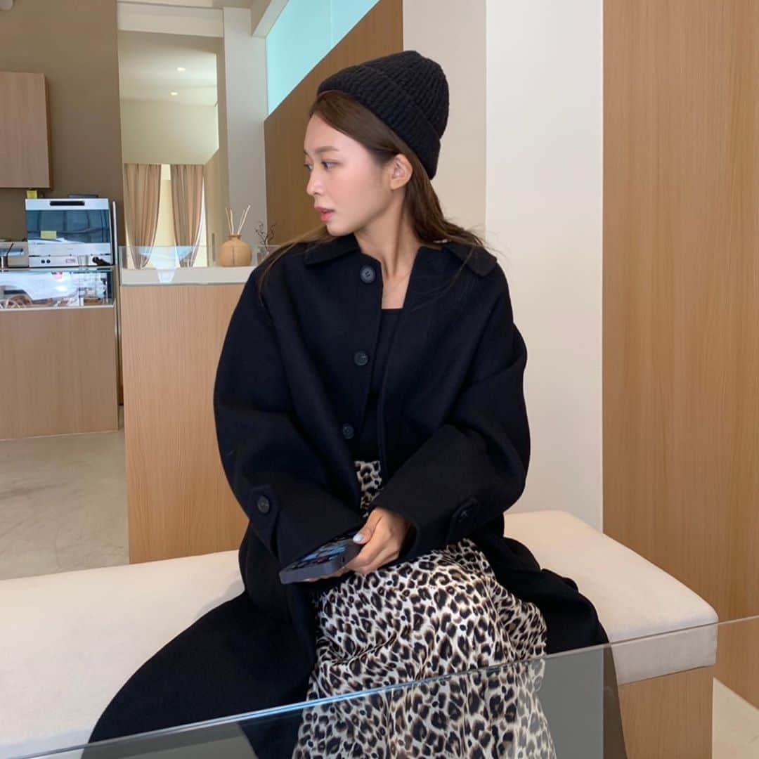 キム・ダヘのインスタグラム：「여러분 마사지건이랑 니트집업때문에 디엠이 너무 많이 와있는데 제가 집을 뒤집고(?) 있어서 지금 읽을수가 없어요,,, 이따 한번에 쫙 읽을게요,!!! 난 왜 청소를 시작했는가,,, 🤦🏽‍♀️  니트집업은 내일 오전11시부터 전컬러 하루 오픈하고 49000원이고 배송은 2주정도 잡아주시면 되시고욤!! 마사지건은 화이트컬러만 300개정도 프리오더가 가능한데 그것도 이주정도 걸린다고해요  정확한건 이따 또 공지할게요! 니트집업은 미리보기 블로그에 올려두었으니 프로필링크타고 사이즈같응거나 사진 보시고 낼 주문해주세요!!  그리고 택배는 출고 후 블로그에 송장이 올라가요 여러분 ㅠㅠ 송장문자안온다고 디엠 많아서... 공지사항 필독부탁두립니다 흑흑  저는 다시 청소지옥으로가요.. ㅜ」