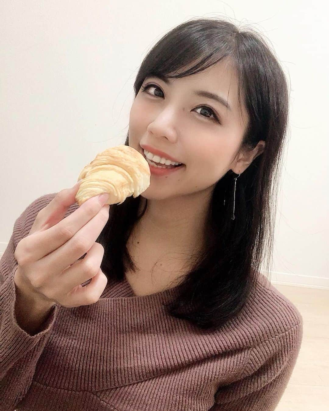 吉田早織さんのインスタグラム写真 - (吉田早織Instagram)「ネット通販でしゅうたろうのパンをいただきました💓 1回でこんなに届くー！！👀✨✨ 冷蔵保存すれば賞味期限も半年近く持つからゆっくり食べられるしめっちゃ良い✨✨🥺  クロワッサンはさくさくでぺろり食べられちゃう🥐 美味しくて大満足🤤💓  #パン通販 #しゅうたろうのパン #sponsored #パン #ホテル朝食 #ブランチ #食パン #クロワッサン #玄米 #パン活 #パン好きな人と繋がりたい #パン好き #パンマニア #食べるの好きな人と繋がりたい #PR #グルメスタグラム #グルメ女子#お酒好きな人と繋がりたい#followme#followforfollowback」10月14日 20時14分 - saoriyoshida034