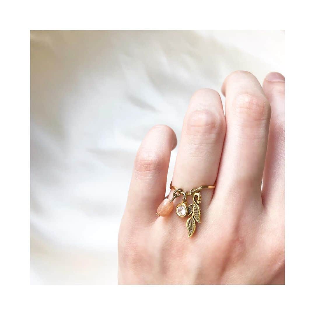 BOX CHARM Industryのインスタグラム：「ジャラッと揺れるチャームが可愛いリング💍✨  . チャームをカスタマイズしてお好みのリングが作れます！！ . シンプルでもジャラジャラッと沢山つけても可愛いです♡ . .  #boxcharmindustry #boxcharm #handmade #accessory #handmadeaccessory #ring #custom  #ボックスチャームインダストリー #ボックスチャーム #ハンドメイド #アクセサリー #ハンドメイドアクセサリー#オリジナル #オリジナルアクセサリー #リング #指輪 #カスタマイズ #選べる #オリジナル #オリジナルアクセサリー#原宿 #東京」