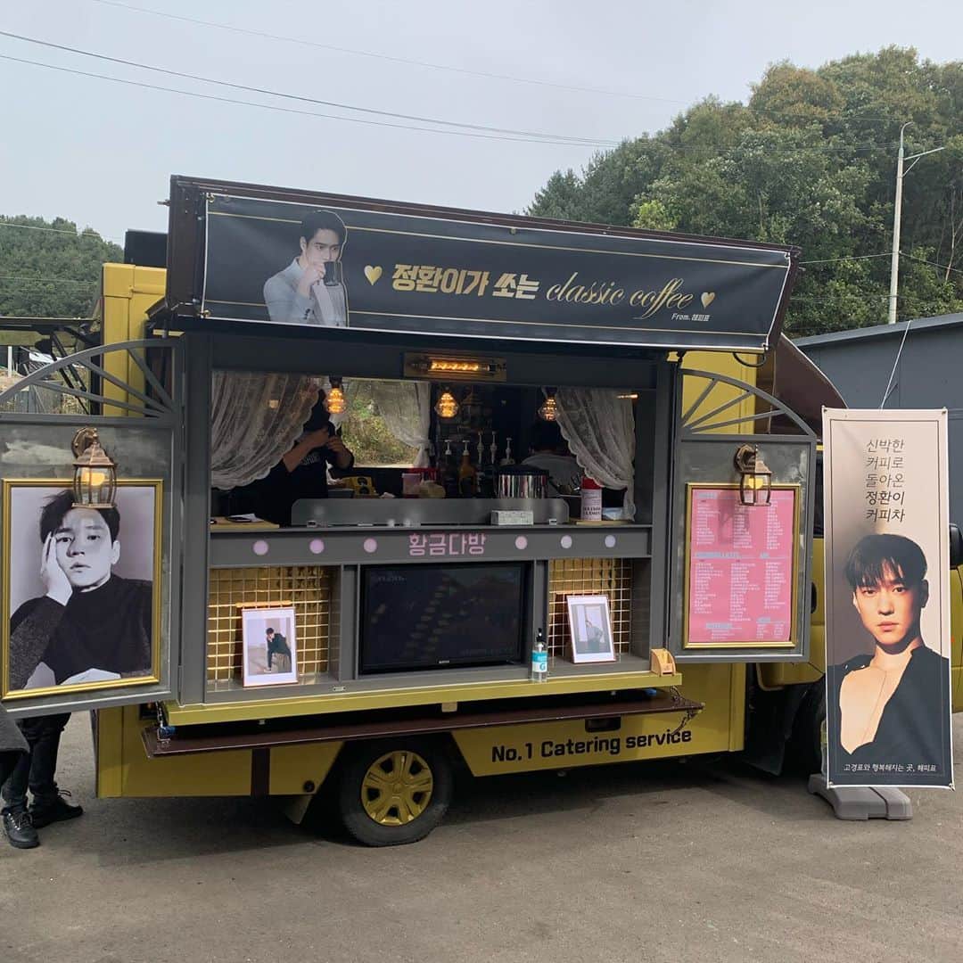 コ・ギョンピョのインスタグラム：「#해피표 에서 커피차를 보내주셨어요  감사합니다!🙏🏻 힘내서 촬영할게요💕  오늘도 #사생활 3부 본방사수 해주실거죠?👍🤍」