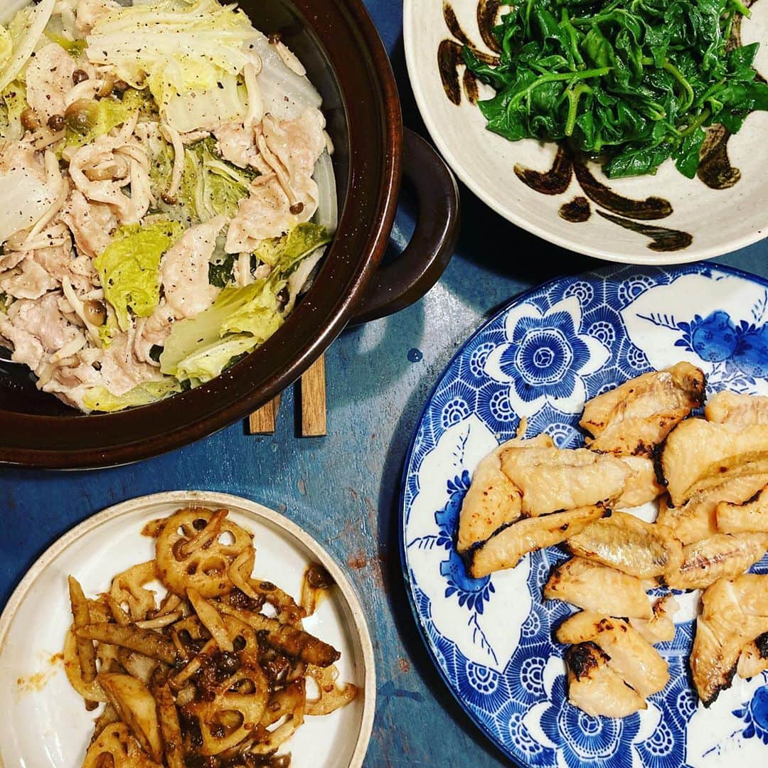 井上荒野のインスタグラム：「豚バラ白菜重ね蒸し、きんぴら、ツルムラサキ塩炒め、カナガシラの麹漬けは市販品。」