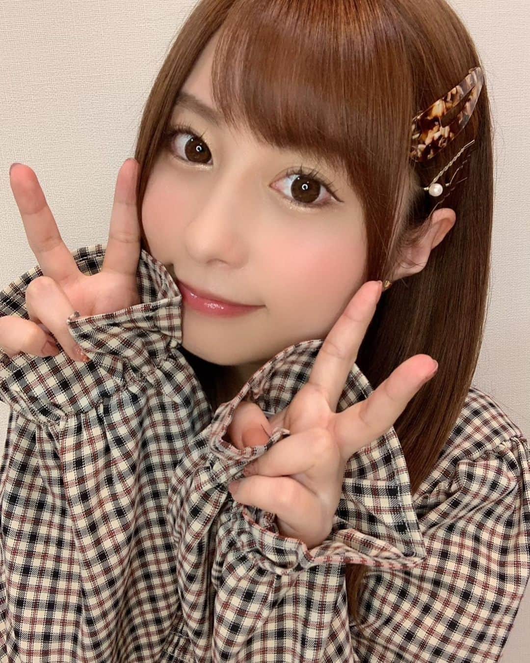 のインスタグラム：「✌️ . . ぶいぶい。 . . 今テレビで エシレバターのケーキ 映ってて めっちゃ食べたーい！ ってなってる😂 . みんなはおすすめの スイーツありますか？ . . 明日の夜は ABEMAさんの生放送に 出る予定ですので またストーリーに載せますね！ . . #echire #エシレ #エシレメゾンデュブール #desert #abematv」