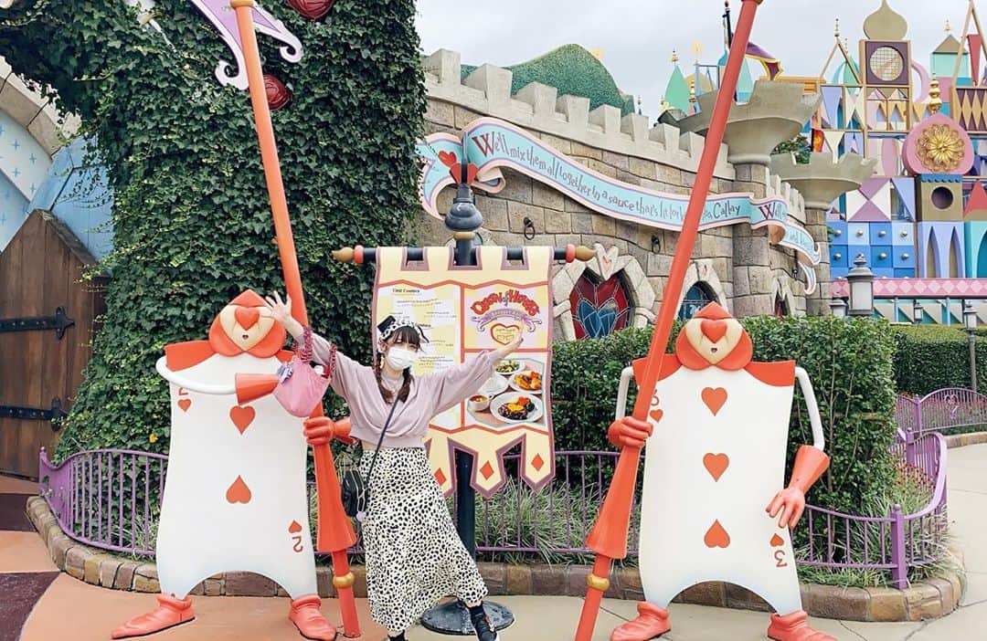 雨宮奈生のインスタグラム：「♥️♠️♣️♦️  #ディズニー #ディズニーコーデ #101匹わんちゃん #ディズニー写真部 #ハートの女王 #トランプ兵 #思い出  #ootd #portrait #model #gravure #idol #japanesegirl #photooftheday #followme #follow #disney #tokyodisneyland」