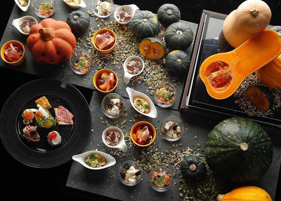 THE WESTIN TOKYO | ウェスティンホテル東京さんのインスタグラム写真 - (THE WESTIN TOKYO | ウェスティンホテル東京Instagram)「秋風が心地よいこの季節に、実りの秋をお楽しみになりませんか？  「ザ・テラス」では、秋が旬の食材を贅沢に用いた「オータムブッフェ」を開催中。 シェフこだわりのシチューのコーナーには、ポルチーニ茸など旬のキノコや秋野菜をふんだんに使った熱々メニューが並びます✨ 豊穣の秋をお楽しみください🍁  公衆衛生における安全対策を強化してお待ちしています。  詳細はプロフィールのリンク🔗より   Autumn heralds a new harvest, along with a bounty of gourmet delicacies🍁✨ Take the chance to treat yourself to a sumptuous autumnal buffet featuring the best seasonal offerings. From our chef's signature creation, the luxurious "Porcini and Chicken Stew with Truffle," to the rich, comforting "Demi-glace Stew with Seasonal Mushrooms," all are guaranteed to delight your palate in the chilly weather.  More details via our bio link🔗  #ウェスティンホテル東京 #ブッフェ #秋料理 #WestinTokyo #buffet #ディナーブッフェ #ランチブッフェ #hotellife #hotel #autumnfood #pumpkin #stew #シチュー」10月14日 20時27分 - westintokyo
