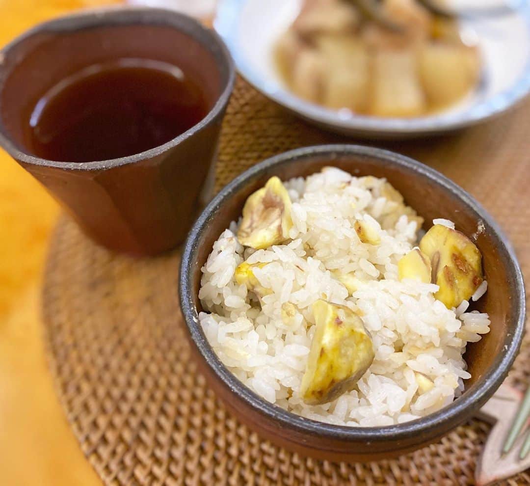 Mai Wakimizuのインスタグラム：「最近は寝る前にゆっくりデルールを飲む時間が取れないので、夕飯のタイミングで飲むようにしてます♡涼しくなってからはもっぱらホットで。今夜は栗ご飯のお供に♡お陰で毎日デトックス＼(^o^)／ #デルール#ダイエット」