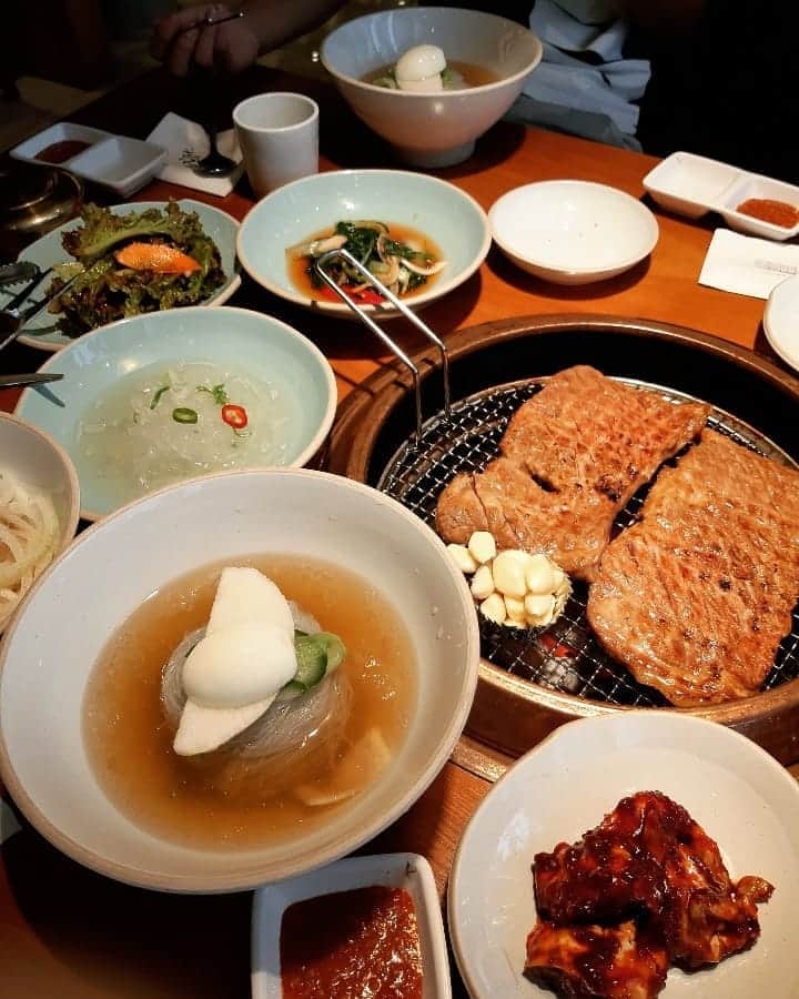 阿部美穂子さんのインスタグラム写真 - (阿部美穂子Instagram)「韓国の美味しい外食😋 味付け=ヤンニョム豚カルビ 長男はご飯4杯コースです🍚🍚🍚🍚 細麺が特徴の冷麺も絶品🥢 일본부모님께서 그리워하시는 한국의맛😋 맛있는 외식집🌶 언제 같이 갈수있을지ᆢ 돼지양념갈비로 큰애는 공기밥4개 클리어  가는 면이 특징인 냉면도 일품이죠🥢 #韓国#ごはん#豚カルビ#ヤンニョム #冷麺#おうちごはん#おそとごはん #맛집#돼지갈비#냉면#별미#일품 #korean#restaurant」10月14日 20時21分 - miiko904