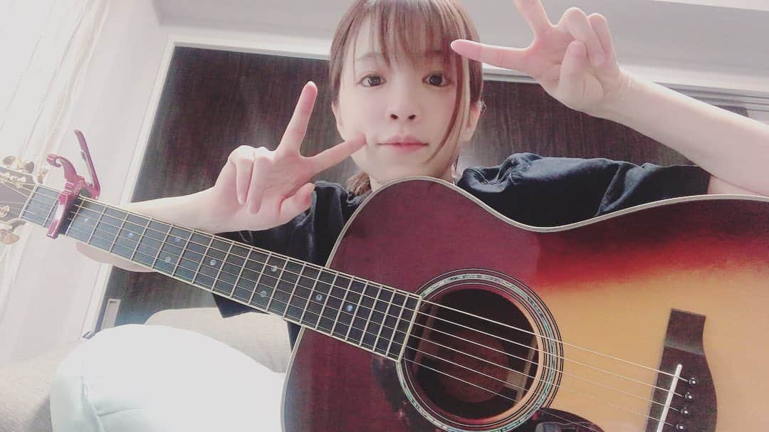 諏訪彩花のインスタグラム：「さいきん、また弾いてみてます…🌃🌙たのしくなってきました。 #ギター#あいみょん#DISH//」