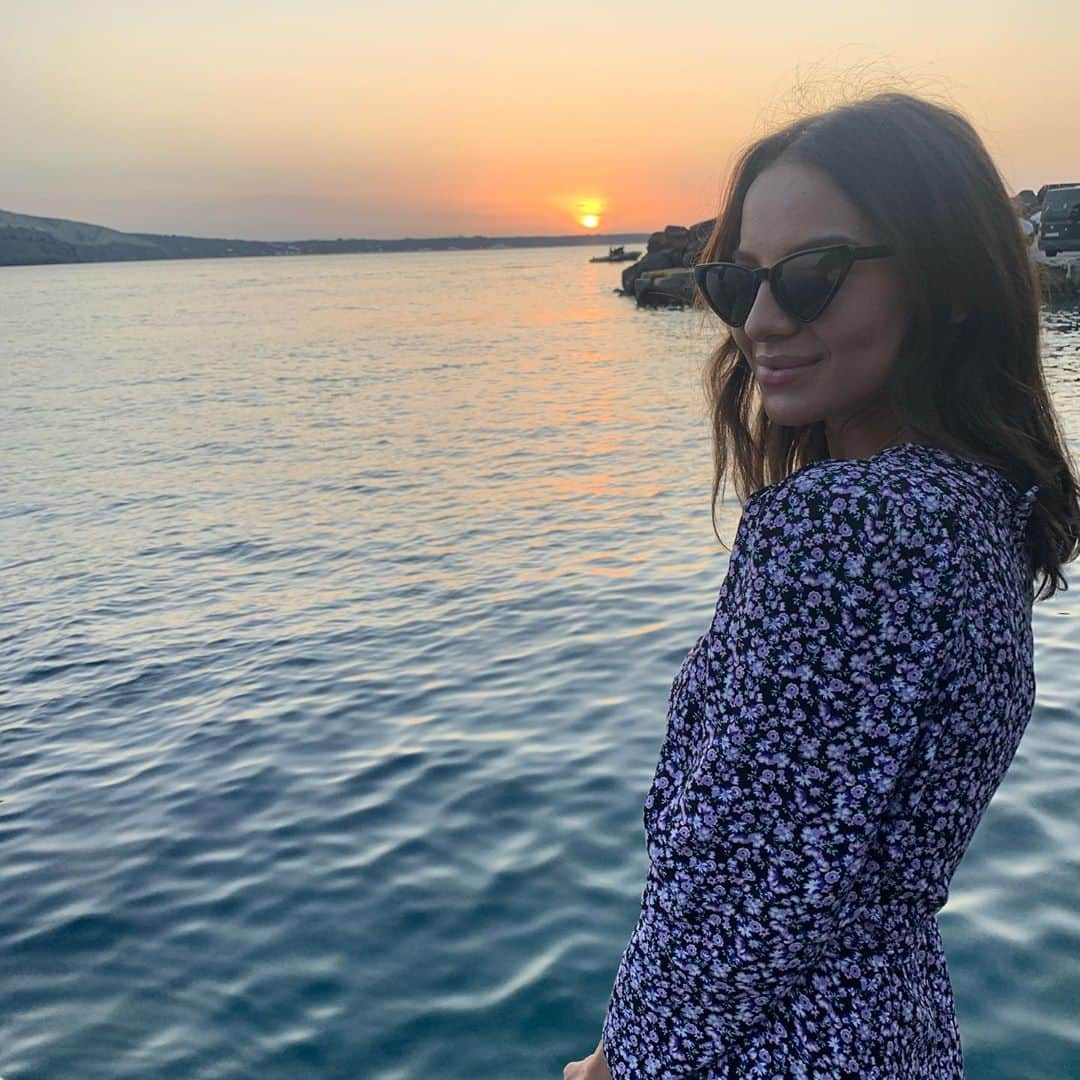 レイシー・バンハードのインスタグラム：「Sun, Sea & S.. You can fill in the blank 😏 I forgot to pack mascara on this trip, it was super last minute as I was getting super stressed, my whole face was swollen and my body was covered in hives so probs a good thing 😅  #bestlife #living #doyou #lovelife」