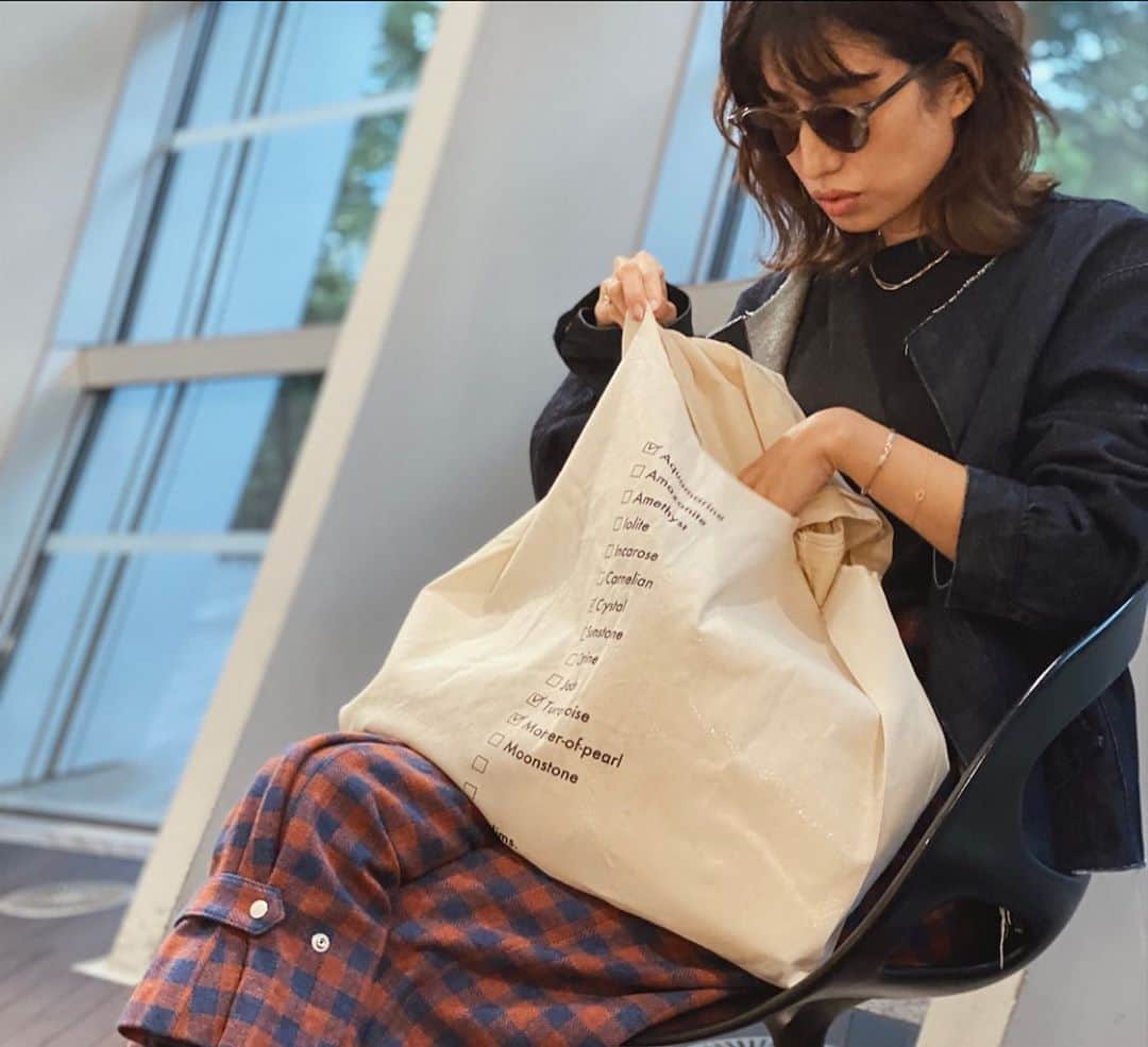 eiko kagamiのインスタグラム：「. . 今日のお出かけは elims @le_rond.elims のエコバッグを持って❤︎ . elimsでお渡ししている石の意味の紙のモチーフで、相方 @izumisudo が製作してくれました😍 石好きとしてもたまらないです😂!!♡ . . . . . #lerondelims #elims #エコバッグ #ファッション #パワーストーン #天然石 #石好き」
