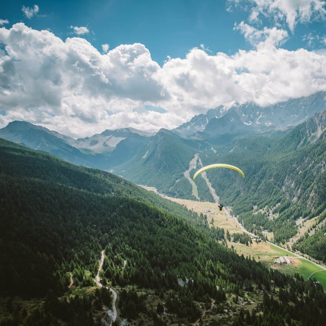 メリッサ・ル・ネーヴェのインスタグラム：「Learning to fly like 🦅-  View from #queyras my new base camp ! Can’t wait this winter to explore all kind of snowy activities hautes alpes get !  Thanks @shamsfilmmaker for 📸 and the very good time in the air ! When we do it again !?」