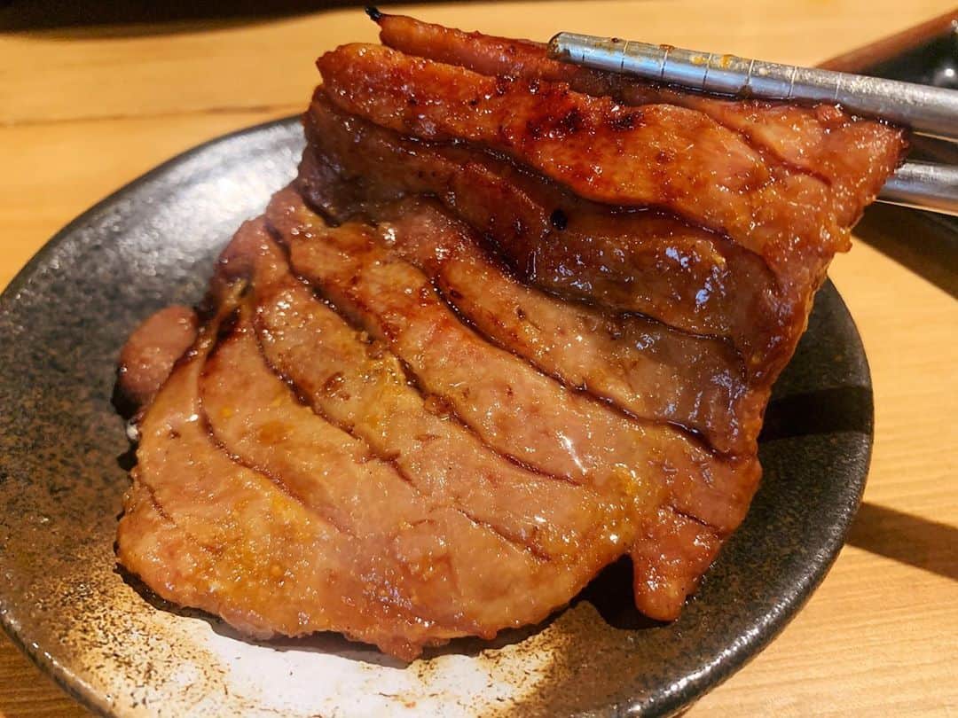 のインスタグラム：「【一心たん助】 @通販(お取り寄せ)  厚切り仙台牛タンの3種盛り合わせを販売しているお店。  塩気のあるスタンダードな牛タンから旨味抜群のもろみ醤油牛タン、香ばしい味噌漬け牛タンがあって心置きなく牛タンまみれになることができます！  弾力のあるプリプリ食感がたまらない逸品！  3種類の厚切り仙台牛タン食べ比べセット(ギフトver)は送料無料で8800円。 ギフトverだと高級感の木箱にはいっています！(通常verは7800円)  各種200gずつ入っているのでボリューム満点で堪能できます！  「一心たん助」の公式サイトから購入可能です！  #PR #牛タン専門店 #お取り寄せグルメ  #肉スタグラム #お取り寄せ」