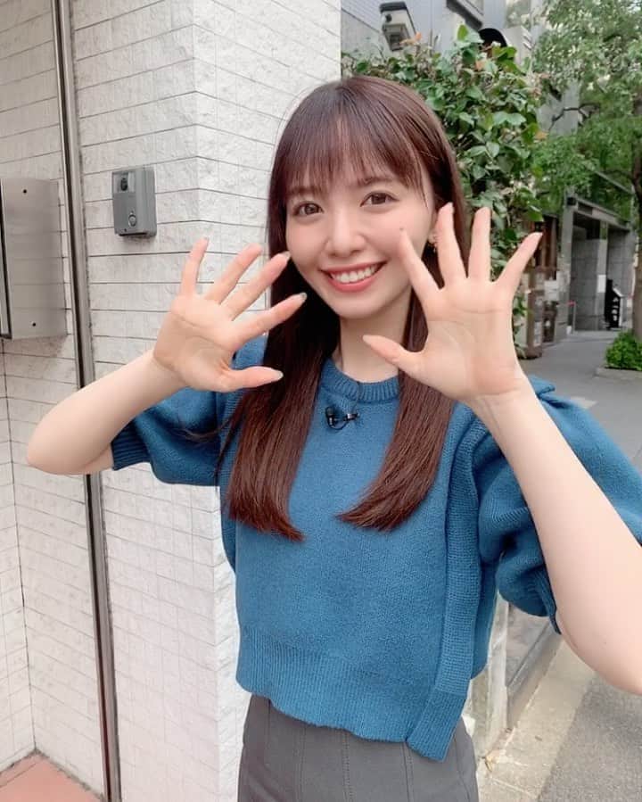 のインスタグラム：「. . 朝から夜までお仕事と幸せな1日。 直前にエクステを付け替えた😮✂️ 担当は @mahon2525 さん！！！ 自然すぎて、周りの人が え？本当にエクステ？と聞いてくる。笑 ロング好評なので継続するよ。笑 . そして @akiyamasensei_aid さんに 髪質改善トリートメントもして頂き 私の髪の毛のコンディション過去1です。笑 . そして動画で言ってますが 明日グリーンch23:00〜 「トレセンまるごと情報局」ぜひ🐴 . . #アンククロス #ロア #ロアエクステジョーカー #ankhcross #loa #loaexte #シールエクステ #aid #hair #髪質改善 #髪質改善トリートメント #emoda #zara #エモダ #ザラジョ #山根千佳　 #instagood #instalike #instalove #instapic  #followｍe #me #unknownjapan #instagram」