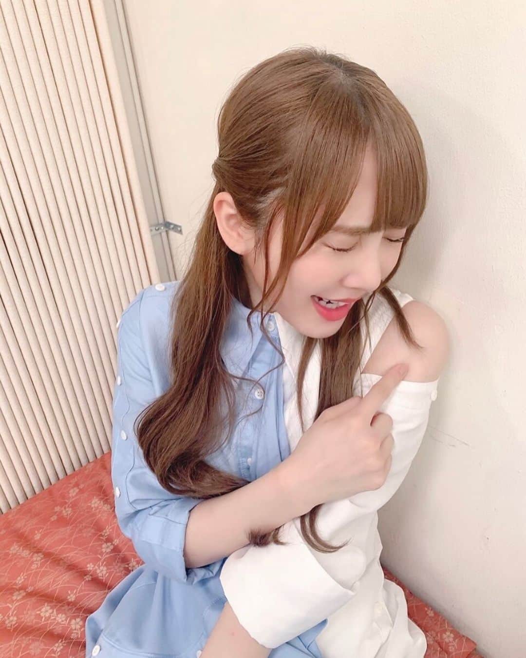 加藤史帆ファンアカウントのインスタグラム：「まさか、1期生だけ衣装に肩出てるなんて知らなかった...😱 #1枚目のとしちゃんめっちゃ可愛いんだが！！😆 レコメンこれから聞いてきます！！ #加藤史帆 #加藤史帆好きな人と繋がりたい  #加藤史帆ブログ」