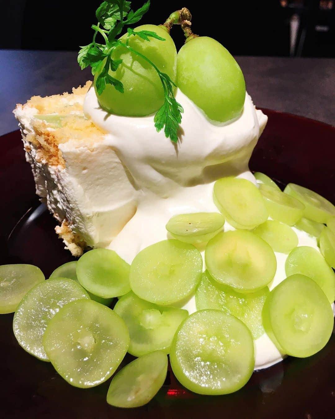 のインスタグラム：「[日比谷　#cookbarntokyo]シャインマスカットのショートケーキ(1200円)😍先月オープンしたばかりの新店‼️マスカットたっぷりのケーキが食べられるお店✨動画3枚目 . 今回9月10日にオープンしたばかりの「日比谷okuroji」にあるこちらに初訪問😊 . 今回注文したシャインマスカットのショートケーキは先ずシャインマスカットの量が凄い‼️‼️マスカットの雪崩やー👻 . 食べてみると甘くてフレッシュ感溢れるシャインマスカットに甘過ぎずミルク感溢れるクリームにフッワフワのスポンジが合わさり美味しい😋 . スポンジの中にもシャインマスカットたっぷりだし良い👍👍 . 今回ケーキを食べましたがパンケーキも大人気だしプリンもあるよ👍 . まだそんな知られてないし店内広々してゆっくり出来るので気になる方は是😊是非☺️❤️ . ⚠️＜要注意ポイント＞⚠️ スイーツのみの提供は14時からなので要注意。 . 唯一気になるのが値段かな。こんなに沢山シャインマスカット使ってるのでしょうがないですが、ケーキ自体のボリュームは普通でドリンク付かないでこの値段で付けると中々いい値段いってしまうのが気になるかな . —————📍〜お店情報〜📍—————— ＜店名と最寄駅＞ COOK BARN TOKYO。新橋駅から徒歩8分。有楽町駅からも行けます。 . 店内広々としてるしスタッフさんの対応も良かったです😊 . 🏠<住所> 東京都千代田区内幸町1-7-1 日比谷OKUROJI . ⏰<営業時間>  11時〜22時 . 🗓<定休日> 不定休」