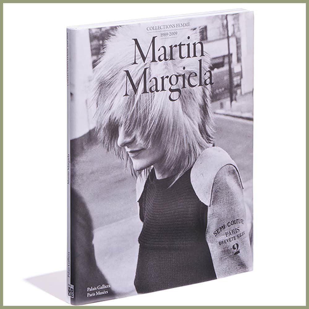 ginza magazineさんのインスタグラム写真 - (ginza magazineInstagram)「デザイナーたちから言葉の贈りもの  『Martin Margiela』 Alexandre Samson 2018年にパリで開かれた初の回顧展『MARGIELA / GALLIERA, 1989-2009』の図録。20年間、41のランウェイ、それにまつわるテキストやヴィジュアルなど、展覧会を訪れていなくても圧巻の内容となっている。  発売中のGINZA11月号ではデザイナーたちによる書籍を名言とともに、たっぷり紹介しています💁‍♂️ @ginzamagazine  #ginzamagazine #ginza読書案内 #マルタンマルジェラ #martinmargiela」10月14日 20時31分 - ginzamagazine