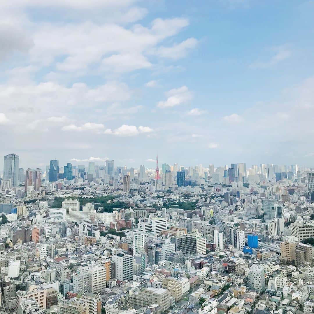 のインスタグラム：「#恵比寿ガーデンプレイス からの景色は﻿ いつもおばあちゃんとの食事会を思い出す。﻿ ﻿ 38・39階にあるレストランでの食事が大好きで﻿ 月に1回の家族の恒例行事みたいになってたんだけど﻿ 今は病院で過ごしているおばあちゃん。﻿ ﻿ 「病院のご飯はイヤよ〜、恵比寿に行きたいわ！」と﻿ 以前話してたから、今度この写真を見せよう。﻿ ﻿ 元気にしてるかなー？←いや、絶対に元気！知ってる。 ﻿ 先日も両親が荷物を届けに病院の受付まで行き﻿ 病院の面会が禁止中だから看護師さんがおばあちゃんに﻿ 👩🏻‍⚕️「ご家族が受付まで来てますが伝言ありますか？」﻿ 👵🏻「そうね〜、日本語忘れたから、ないと伝えて！」﻿ と日本語で話していたそう。すぐふざける。 相変わらずで安心。﻿ ﻿ 東京生まれ、東京育ち、大好き東京タワー🗼🏙﻿ #tokyo #ebisugardenplacetower」