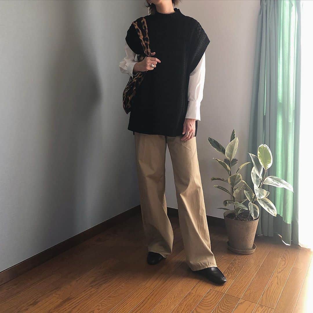 ak_m1120さんのインスタグラム写真 - (ak_m1120Instagram)「@asknowaspinky のケーブルニットベスト☺︎ . . . シャツやロンTにレイヤードするだけで今年っぽさが♡ . . . サイドの深めスリットも可愛い😙 . . . . . vest#asknowaspinky @asknowaspinky  shirt#urs @urs_official  pants#levis @levis_japan  . . . . . #fashion #code #knitvest #ママコーデ #ニットベスト #レイヤードスタイル #チノパン #ローファー #リーバイス #レオパード #アズノウアズピンキー #wear更新」10月14日 20時36分 - ak_m1120