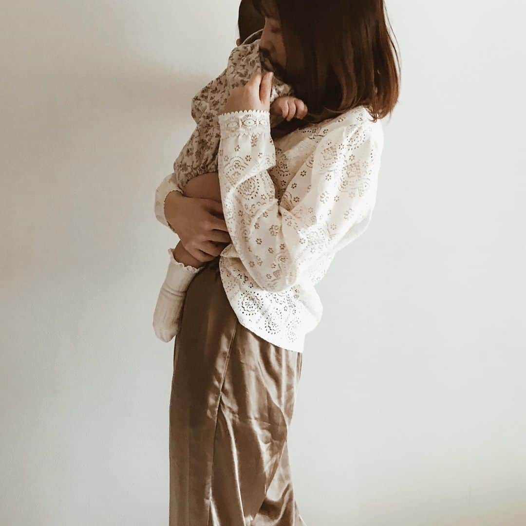 yuiのインスタグラム：「another cut of the lovely blouse from @emmyofficial.jp  エレガントなデザインのブラウスをあえてゆるっと着るのもかわいい♡  ☑︎french lace stand collar blouse / ivory @emmyofficial.jp  now on sale」