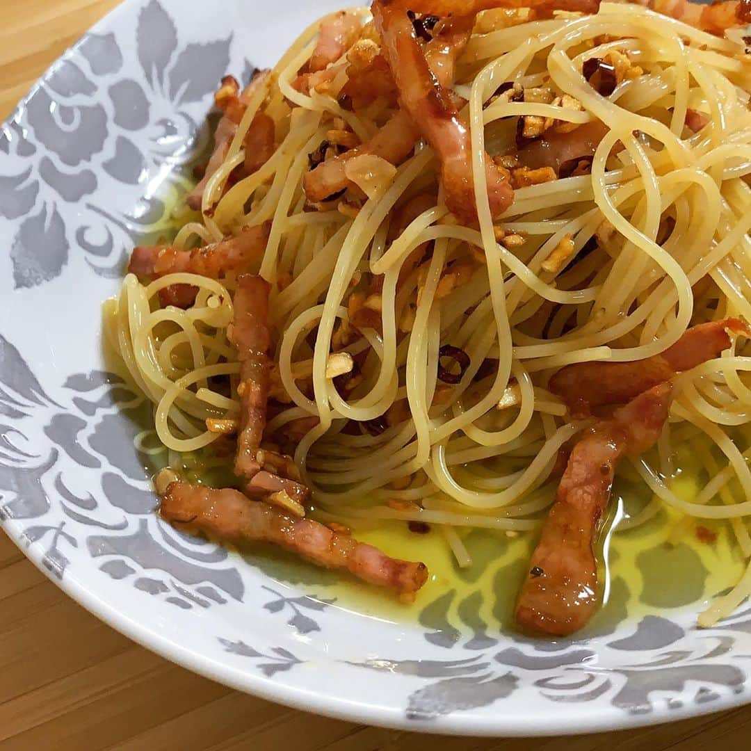 遠藤未菜のインスタグラム：「🍝  ペペロンチーノ∩^ω^∩ 最近、パスタ作るのはまってる。  適当に作るから毎回味違うけど ペペロンチーノは慣れてきたw  #手料理 #ペペロンチーノ #イタリア料理 #美味しい #にんにくたっぷり」