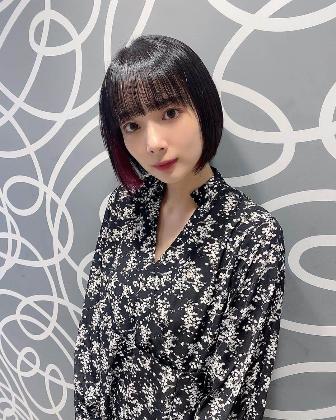 岡田紗佳さんのインスタグラム写真 - (岡田紗佳Instagram)「@michellebyafloat_hair で 捧さん(@sasage_hair )に💇‍♀️💇‍♀️💇‍♀️ がっつりインナーカラー入れました👿 ボブはいつもの切りっぱなしちょい前下がり！」10月14日 20時34分 - sayaka_okada