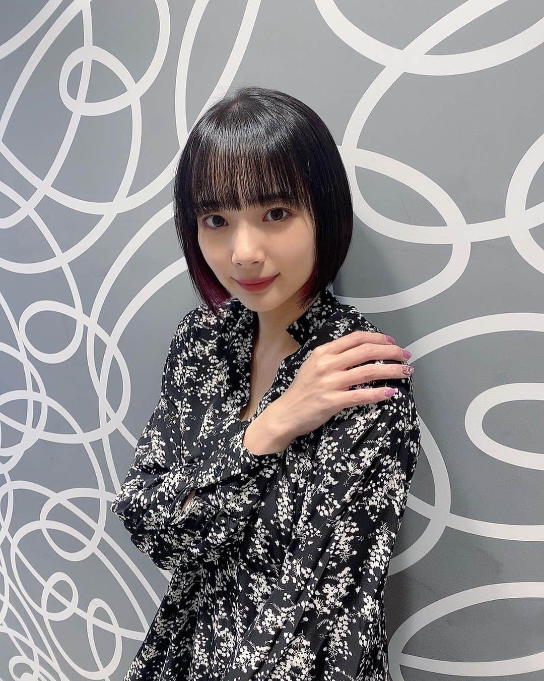 岡田紗佳さんのインスタグラム写真 - (岡田紗佳Instagram)「@michellebyafloat_hair で 捧さん(@sasage_hair )に💇‍♀️💇‍♀️💇‍♀️ がっつりインナーカラー入れました👿 ボブはいつもの切りっぱなしちょい前下がり！」10月14日 20時34分 - sayaka_okada