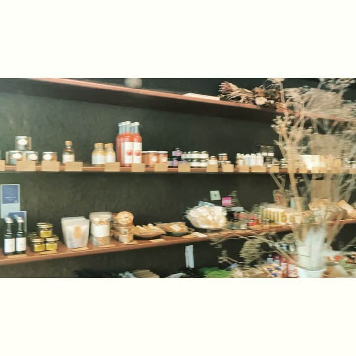 journaleatripのインスタグラム：「music and food a long autumn night  茹でピーナッツは夜長の友に。  "生きていることのなつかしさに"  ライブの最後に 朗読してくれた"祝婚歌"の一節。 このフレーズは 私の最近のなんともいえない心境をいいあてていたな 夜風が気持ちよく外でぺちゃくちゃ話は尽きぬで。 なにはともあれ祝開設㊗️  #吉野弘#祝婚歌#uatrip#eatripseedclub#soundblow」