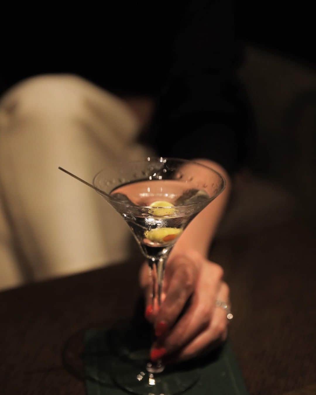 藤田敦子のインスタグラム：「ㅤ 新生オーキッドバー❤️ 次はカウンターで飲みたいな。 くみちゃんは、オークラの定番ドライマティーニ。 わたしはエスプレッソマティーニに。 写真はないけどドンペリもグラスでいただいたよ❤️ ㅤ Photo by @tsukaka118  ㅤㅤㅤ  ㅤ  #hotel #tokyo #hotelokura #okura #ホテルオークラ #theokuratokyo #オーキッドバー」