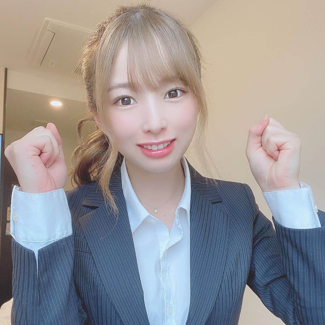 のインスタグラム：「・ #ol もも ・ 今日はお仕事お疲れ様です❤️ 先輩‼️ ・ ・ ・ ・ ・ #ol風 #コスプレ #後輩 #後輩ちゃん #先輩 #先輩後輩 #上司 #上司と部下 #スーツ女子 #スーツ男子 #スーツコーデ #スーツスタイル #スーツ #グラビア #グラビアアイドル #グラビア自撮り部 #ポニーテール #ポニーテールアレンジ #ポニーテール女子 #リクルートスーツ #リクルート #新人 #新人グラドル」