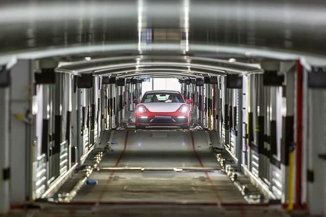 Porsche Japanさんのインスタグラム写真 - (Porsche JapanInstagram)「ポルシェではラインオフ後の車両を、環境に配慮した方法で輸送。物流業務による年間のCO2排出量を3％削減、気候に有害なCO2の発生を6,000トン以上低減します。  #ポルシェ #Porsche #グリーンエネルギー #サステナブル #環境 #10月14日 #鉄道の日」10月14日 20時40分 - porsche_japan