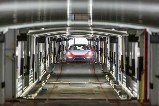 のインスタグラム：「ポルシェではラインオフ後の車両を、環境に配慮した方法で輸送。物流業務による年間のCO2排出量を3％削減、気候に有害なCO2の発生を6,000トン以上低減します。  #ポルシェ #Porsche #グリーンエネルギー #サステナブル #環境 #10月14日 #鉄道の日」