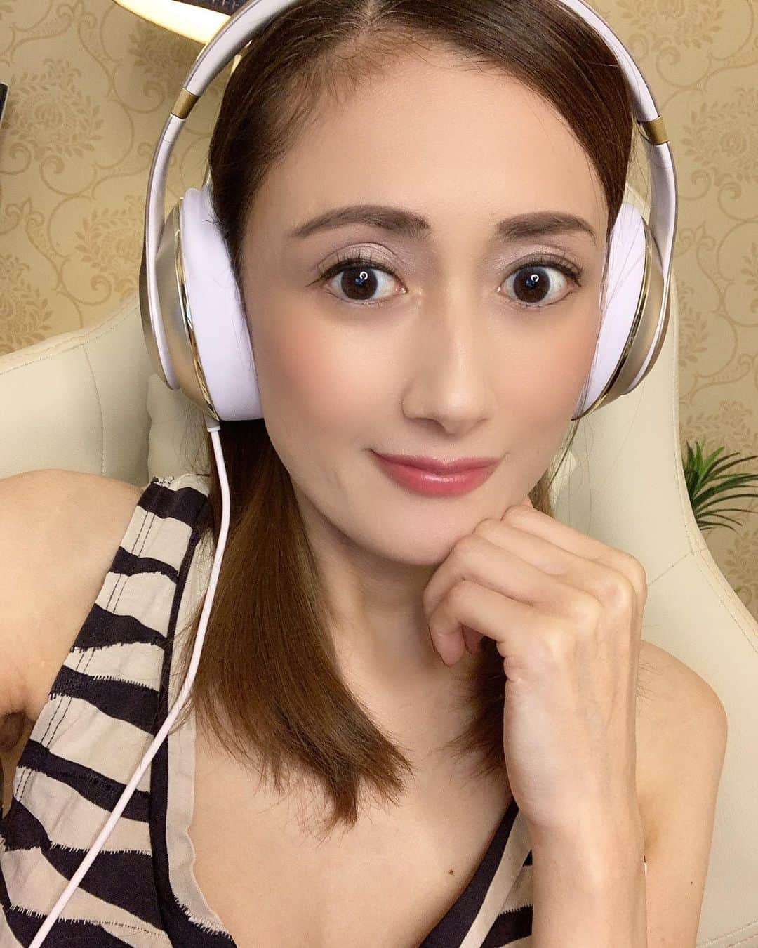 松永遥華のインスタグラム：「ヘッドフォンが大きくて、 コアラ🐨っぽいと言われてる😂💦  ミュージックライバー気取り（笑）（笑）  #17live  #イチナナ#イチナナライバー #イチナナ公式ライバー」