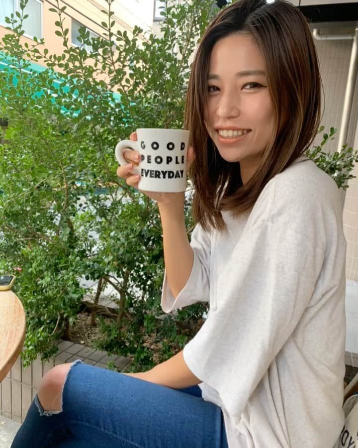 ANNA のインスタグラム：「レギュラーラジオ【Saturday Night Flare!!】来週の放送からTwitterでコメント募集始めます🤓(遅っw)・ ・ 💙💛MRT RADIO💛💙・ mail : snf@mrt.jp・ fax : 0985-28-7333・ Letter : 〒880-8639 MRT radio Saturday Night Flare!!宛・ Twitter :#サタデーナイトフレア・ ・ ・ ・ ・ ・ #朝活 #朝カフェ #coffeelover #久々服着てる #bikinilife #beach #healthylifestyle   #スポーツブラ #レギンス  #yogalife #pilates #relax #脂肪燃焼 #ストレス発散  #bodymake #ヨガウェア #ボディメイク #フィットネス #fitness #体質改善 #ダイエット #アスレジャー #Athleisure #yogawear #ピラティス #ヨガ #健康 #運動 #筋トレ女子」