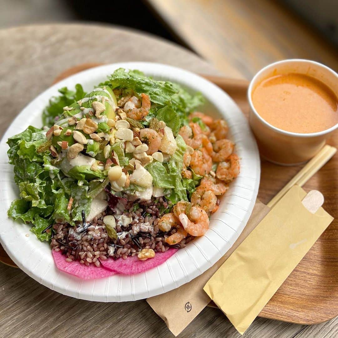 のインスタグラム：「早稲田の HIGHFIVESALADさんにて パワーサラダランチ〜  先週初めて行って 美味しかったので 2週連続で。  オーダーシートで注文する スタイルでベースのサラダを 選んで、ドレッシングや トッピング、サイドメニューを 選びます。  前回は10月のパワーサラダ。 グリル野菜にきのこ、無花果に チーズ、無料トッピングのフジッリも。 ドレッシングはオニオンソイに。 わりと食べ応えがあって 足りるか心配だったけど 大丈夫でした😂  今日は アボカドとチキンに エビをトッピング。 ドレッシングはクラッシックシーザー で無料トッピングはグレインズで。 前回グレインズってなんだなんだ？ （変なお豆か？）で 頼めなく、後から玄米と知り、 胸張ってグレインズ頼みました😂 アボカドにチキンだけじゃなく 林檎にチーズ、ナッツ、ドライフルーツと かなり盛りだくさんで スープもあったのでかなり満腹に。  レタスにドレッシングが 和えてあるので もうちょい欲しいな、って こともなく均一な味わい。  お次はコブサラダかしら。 お店まで職場から かなり歩くので、 ヘルシーなサラダ食べて 痩せた気になる、、😂  今日もお疲れ様でした〜  #ランチ#ハイファイブサラダ#パワーサラダ#サラダ#サラダランチ#ランチさんぽ#早稲田グルメ#早稲田ランチ#早稲田カフェ#salad#lunch#cafe#powersalad」
