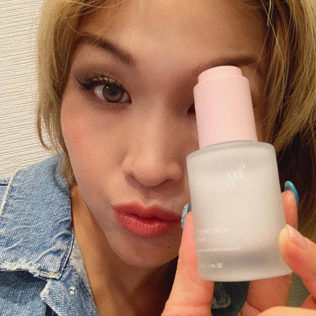 HARUKA MUTOのインスタグラム：「mgb skin🤍﻿ ﻿ "PORE PERFECTOR AMPULE"﻿ 毛穴に特化した新たなアンプルを先行でお試し﻿ させて頂きました✨﻿ ﻿ とろみがしっかりしていて、伸びが良く、﻿ 使用後は驚くほど肌がしっとり、もっちり﻿ します！！！✨🧡﻿ ﻿ 肌に密着してくれてしっかり保湿されてるなって実感できるし、使用直後もだけど、次の日の朝の肌の調子が全然違う！✨✨🌼﻿ ﻿ 寝て起きて時間が経っても肌はしっとりしていて、つるっとなめらか🥺﻿ ﻿使い始めて数日ですが肌の滑らかさ、毛穴の引き締まり感など、ポアパーフェクターアンプルの効果を実感してます❗️﻿ ﻿ これからの季節特に乾燥が気になるので、﻿ 大活躍してくれそう♡﻿ ﻿ mgb skinの商品は本当にどれも付け心地が良く、香りも良くて、何より効果がびっくりするほど感じれるからやめれません😂🧡﻿ 本当にオススメです！！！﻿ ﻿ 2枚目は私が今愛用中のスキンケア✨﻿ PHトナー→PORE PERFECTORアンプル→﻿ (夜は時々CICA MASKやSPIマスクも使用するよ)→PHクリームの順番で使ってます🧖🏼‍♀️✨﻿ ちなみに私はPHクリームが本当に大好き♡  ﻿ 今までスキンケア商品にそこまでこだわりは﻿ 無かったんやけど30代に突入してから﻿ 少しづつ意識し始めて、、、﻿ mgb skinに出会ってからは﻿ 他のスキンケア商品使えないくらい愛用させてもらってます🙋‍♀️💫﻿ ﻿ 自信持ってオススメできる商品ばかりなので﻿ 是非使ってみてね✨🥳 @megood__beauty  #poreperfectorampule #megoodbeauty #mgbskin」
