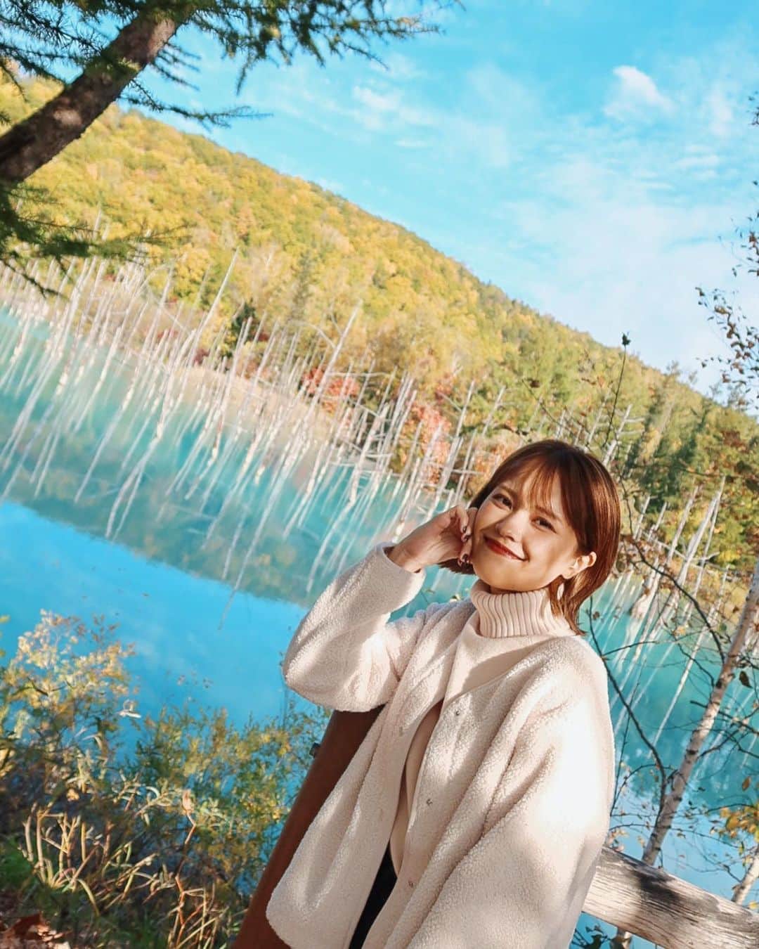 MiracleVellMagicのインスタグラム：「blue, blue, blue! 🚙🦋🧞‍♂️🧢🧵 青くて青くて、心が浄化された…！もうとっくに東京戻ってきてて毎日教習所ライフなんだけど(笑)、北海道で撮った写真見て思い出しては癒されてるよ☺️✨ ハマりそうだ。またすぐ行く！絶対！今年は新しいダウンも買ったし、極寒北海道も経験したい！☃️」