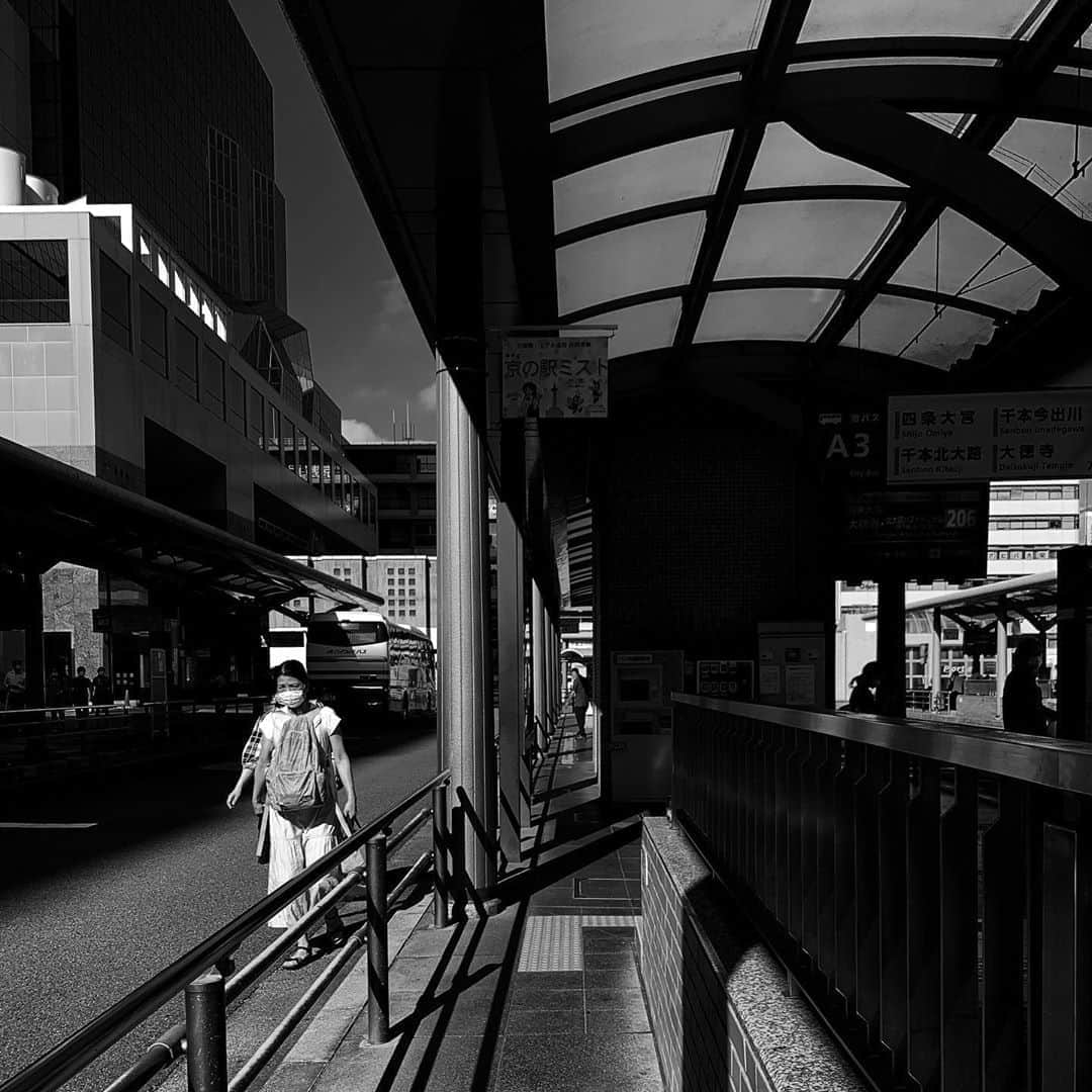naotakeのインスタグラム：「バス・ターミナル - A bus terminal / iPhone XR & Snapseed, 20201015 . . 虎穴に入らずんば虎子を得ず。 . .」