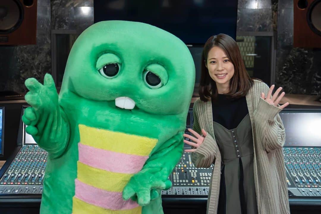 フジテレビアナウンサーのインスタグラム：「こんにちは！鈴木唯です。 私が発音トレーナーを務める「サステナ英語レッスン」✴  先日、英語の音声収録をしたのですが、、、 なんと、スタジオにガチャピンが応援に来てくれてビックリ😲✨ ガチャピンとムックは「サステナ英語レッスン」の生徒役なのですが、ガチャピンは夕方のニュース「Live News イット！」ではお天気キャスター☀️ 本番前の忙しい中、ありがとうございました！🙇  この「サステナ英語レッスン」では、英語字幕付きのフジテレビ番組「フューチャーランナーズ～17の未来～」を使ってSDGs（国連が2030年までの達成を目指す持続可能な開発目標）を知りながら、英語も同時に学ぶことができます！ ガチャムク、そして私と一緒に勉強しながらSDGsを身近に感じて下さいね😉  https://sasutena-eigo.fujitv.com/ （フジテレビ　サステナ　で検索） 毎週木曜11時に配信中です🌠  #サステナ英語レッスン　#フューチャーランナーズ　#フジテレビアナウンサー　#鈴木唯 #ガチャピン　#ムック　#ガチャムク　@gachapin_official #sdgs　#sasutenaeigo #futurerunners」