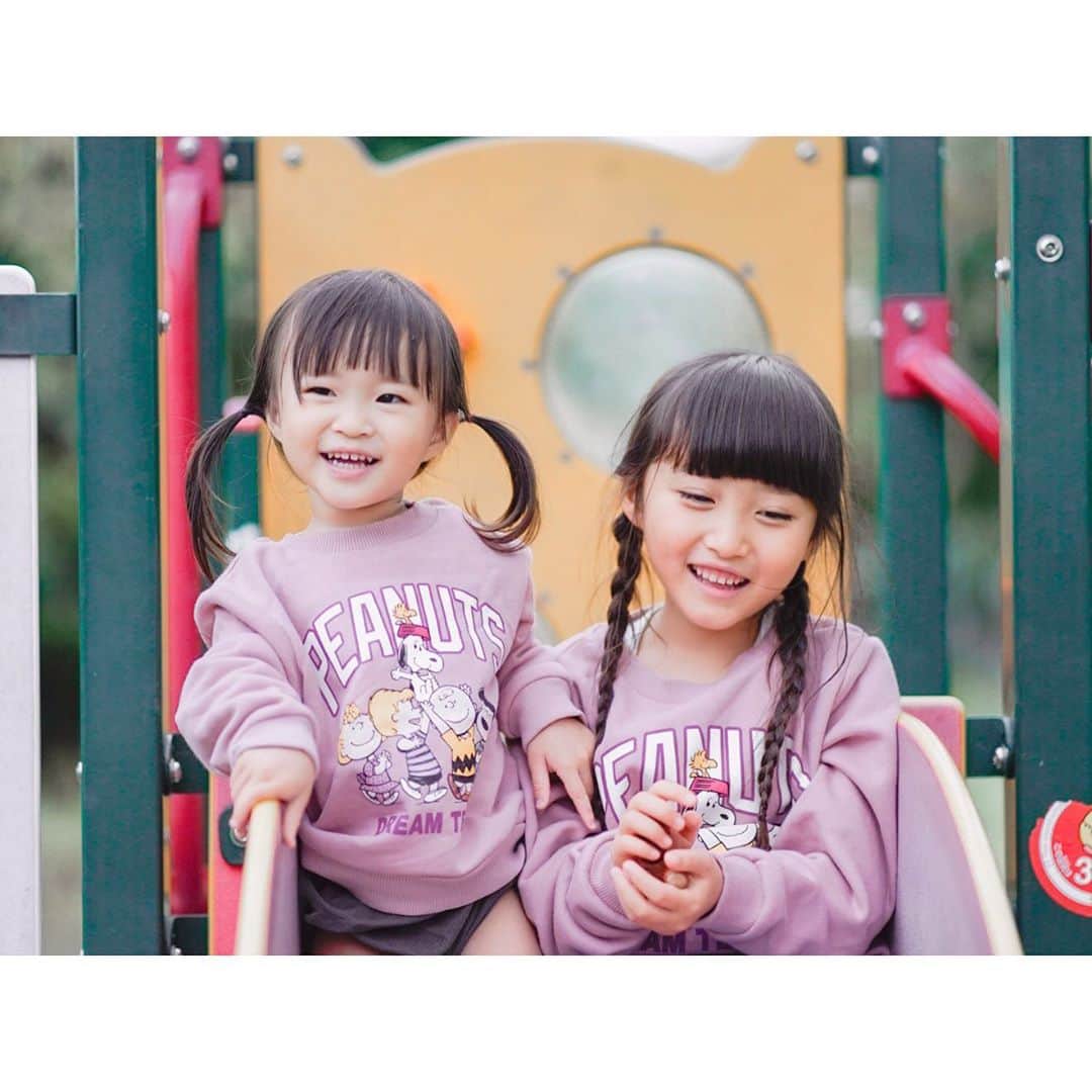 Kyooonのインスタグラム：「H&Mのスヌーピーでお揃い。﻿ コラボアイテムどれも可愛い✨﻿ ﻿ ﻿ お天気の良い日が続いていてどこか出かけしたくてうずうず🥺この秋はすすきや紅葉を見に行きたい！京都の紅葉スポットいろいろ見てるけど、ここはおすすめって場所はありますか🍁？﻿ 先日お友達と嵐山のトロッコに乗ったけど楽しかったなぁ🛤﻿ ﻿ ﻿ ﻿ H&Mのスヌーピーコラボは店舗とネットで発売中です！店頭で1,600円以上購入すると、 先着でスヌーピーのお風呂すごろくがもらえるみたいです🛁☺️﻿ @hm_kids﻿ #姉妹#4歳差姉妹#HMxSnoopy#HMキッズ﻿ #スヌーピー#ad#HMKids#子供服#ベビー服」